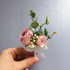 Boutonnière de flor artificial rosa detalle, ideal para bodas, fiestas y eventos fotográficos.