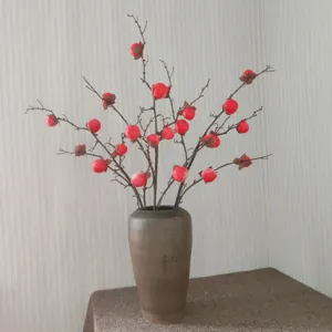Branche de kaki sauvage artificielle avec vase en céramique pour décoration d'intérieur.