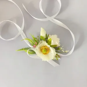 Détail du bracelet de fleurs artificielles pavot rose pour mariage et accessoire photo.