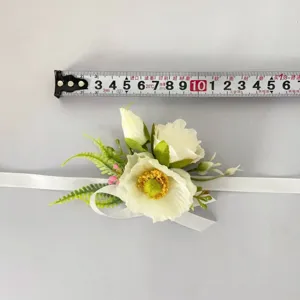 Fleur de poignet rose coquelicot artificielle blanche avec ruban pour photo de mariage.