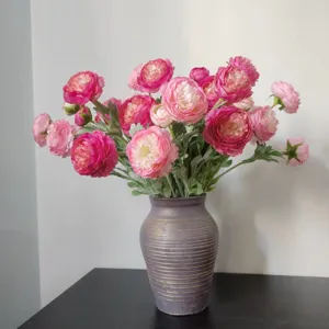 Bouquet di ranuncoli artificiali in vaso di ceramica, fiori rosa per decorazione domestica.
