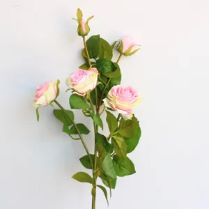 Nahaufnahme des 5-Kopf künstlichen rosa Rosenzweigs als Seidenblume für Heimdeko Fotografie.