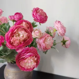 Dettaglio di ranuncoli artificiali rosa, bellissimo bouquet di fiori di seta per arredamento.