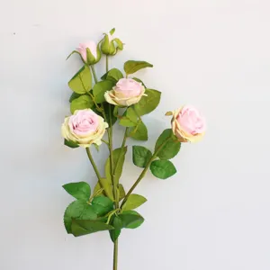 Detailaufnahme künstlicher Seidenrosen, Nahaufnahme rosa Blüten und Blätter für Deko.