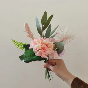 Detailaufnahme eines Seidenblumenstraußes, rosa Hortensie und Grün für Hochzeitsdekor.