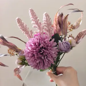 Bouquet de fleurs artificielles violettes nouées à la main, soie pour décoration et mariages.