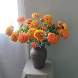 Dettaglio di bouquet di ranuncoli artificiali, elegante composizione floreale in vaso.