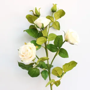 Detailaufnahme eines künstlichen weißen Rosenblütenzweigs, realistische Seidenblumen-Dekoration.
