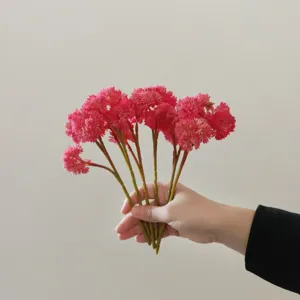 Primo piano di piccoli fiori artificiali rosa a grappolo, ideali per corsage e progetti.