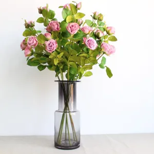 Künstlicher kleiner Rosen Blumenstrauß Detail mit grauer Glasvase für Heimdeko und Foto-Requisiten.