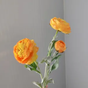 Vista dettagliata del fiore di ranuncolo artificiale a 3 teste con steli in velluto per decorazioni.