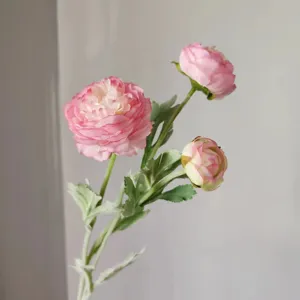 Primo piano dettagliato di stelo di fiore artificiale rosa in seta per decorazioni domestiche.