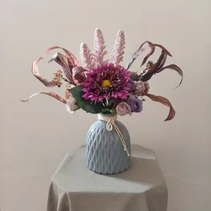 Bouquet de fleurs artificielles violettes moderne avec vase en céramique pour décor et mariage.