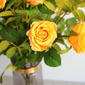 Künstliche gelbe Rosenblüte im Detail, realistischer Seidenblumenstrauß für Deko und Requisiten.