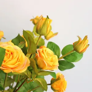 Künstliche gelbe Rosen Blüte Detail Nahaufnahme, ideal für Heimtextilien Fotografie.