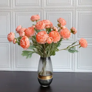 Bouquet di fiori artificiali in seta ranuncoli in vaso di vetro, vista dettagliata.
