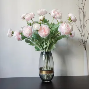 Bouquet di fiori di ranuncolo artificiali rosa in vaso di vetro per decorazione