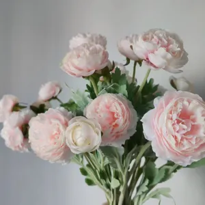 Bellissimo bouquet di fiori artificiali in seta peonia ranuncolo per casa decorazione