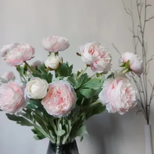 Dettaglio di un mazzo di ranuncoli artificiali, perfetto per la decorazione della casa.