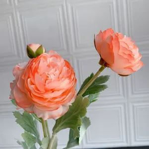 Primo piano di ranuncolo artificiale, 3 teste di seta finta per decorazione soggiorno.