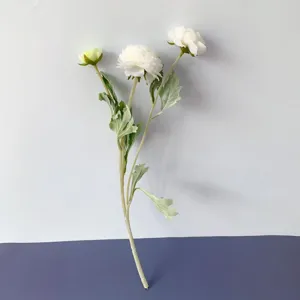 Primo piano dettagliato del ramo di fiori di seta artificiale ranuncolo a 3 teste.