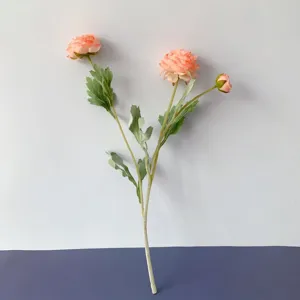 Finto ramo di ranuncolo artificiale con tre teste e foglie verdi per la decorazione casa.