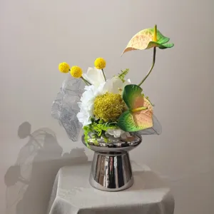 Bouquet de fleurs artificielles de luxe moderne, beau vase argenté pour décoration.