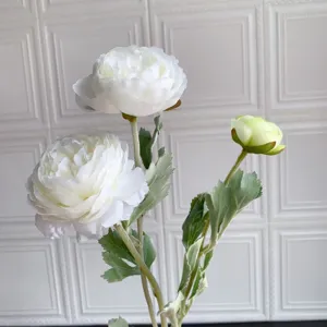 Primo piano di ranuncoli artificiali, dettagli di fiori di seta bianca per decorazione.