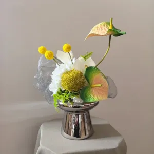 Gros plan détail de l'arrangement de fleurs artificielles de luxe moderne pour la maison.