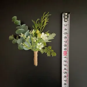 Detailaufnahme künstlicher Ansteckblume Eukalyptus mit Juteband und Größenanzeige.