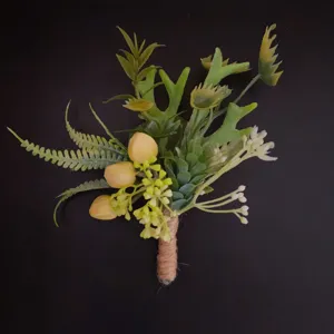 Nahaufnahme der künstlichen Eukalyptus-Blumen-Boutonniere mit rustikaler Juteband-Wicklung.