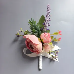 Primer plano detallado de un botonier de rosa artificial rosa con lavanda y lazo blanco.
