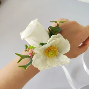 Fleur de poignet artificielle rose blanche pour mariée et demoiselle d'honneur, détail.
