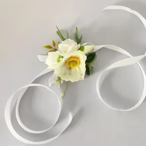Détail de fleur de poignet coquelicot artificiel blanc, fleur en tissu élégant long ruban.
