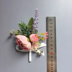 Boutonniere de flor artificial rosa boda novio corsage con cinta para eventos de fiesta.