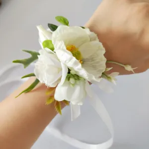 Vue détaillée de la fleur de poignet artificielle blanche avec ruban pour mariage.