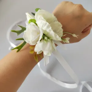 Vue de détail fleur de poignet rose blanche artificielle mariage mariée corsage accessoire.