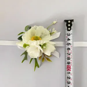 Détail en gros plan de la fleur de poignet artificielle élégante rose coquelicot ruban.