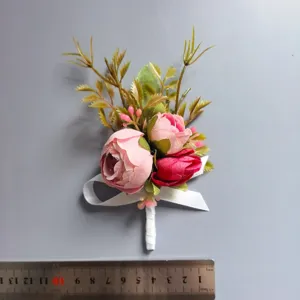 Detalle de corsage de boda artificial rosa con diseño floral cinta y escala de referencia.