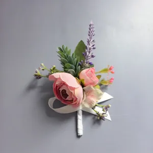 Boutonnière de boda con flores artificiales rosas y lavanda para el novio y la novia.
