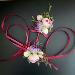 Conjunto de boutonnière y corsage de muñeca de flores artificiales con cintas burdeos.