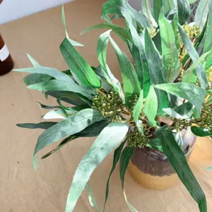 Vue de détail en gros plan de branches de feuilles d'eucalyptus artificielles avec baies.