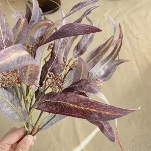 Gros plan détaillé de feuilles d'eucalyptus artificielles avec des baies et belles textures.