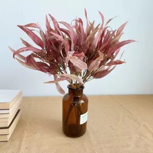 Bouquet d'eucalyptus artificiel avec baies en vase, branche de feuille rose déco.