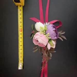 Hermoso corsage de muñeca de flores artificiales rosa púrpura boda novia fiesta