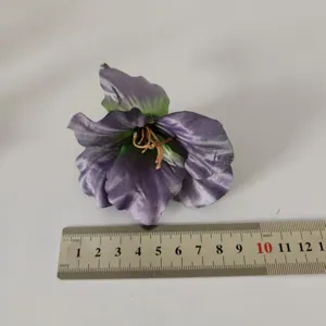 Vue détaillée de tête de fleur de glaïeul artificiel, accessoire floral en soie violette.