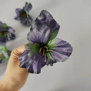Vue rapprochée de la tête de fleur de glaïeul violet artificiel rétro pour les accessoires.