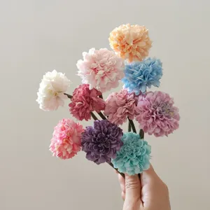 Vista dettagliata di fiori artificiali colorati in seta di crisantemo per casa e nozze.
