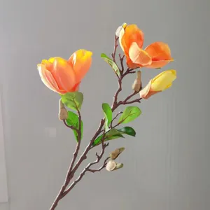 Detailansicht künstlicher Magnolien-Blütenzweig, orange Seidenblume für Hochzeit und Heimdeko.