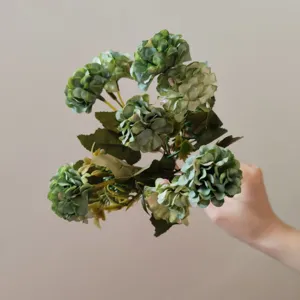 Detailansicht des 9-Köpfe Vintage grünen künstlichen Hortensien Blumenstraußes für DIY Heimdeko.